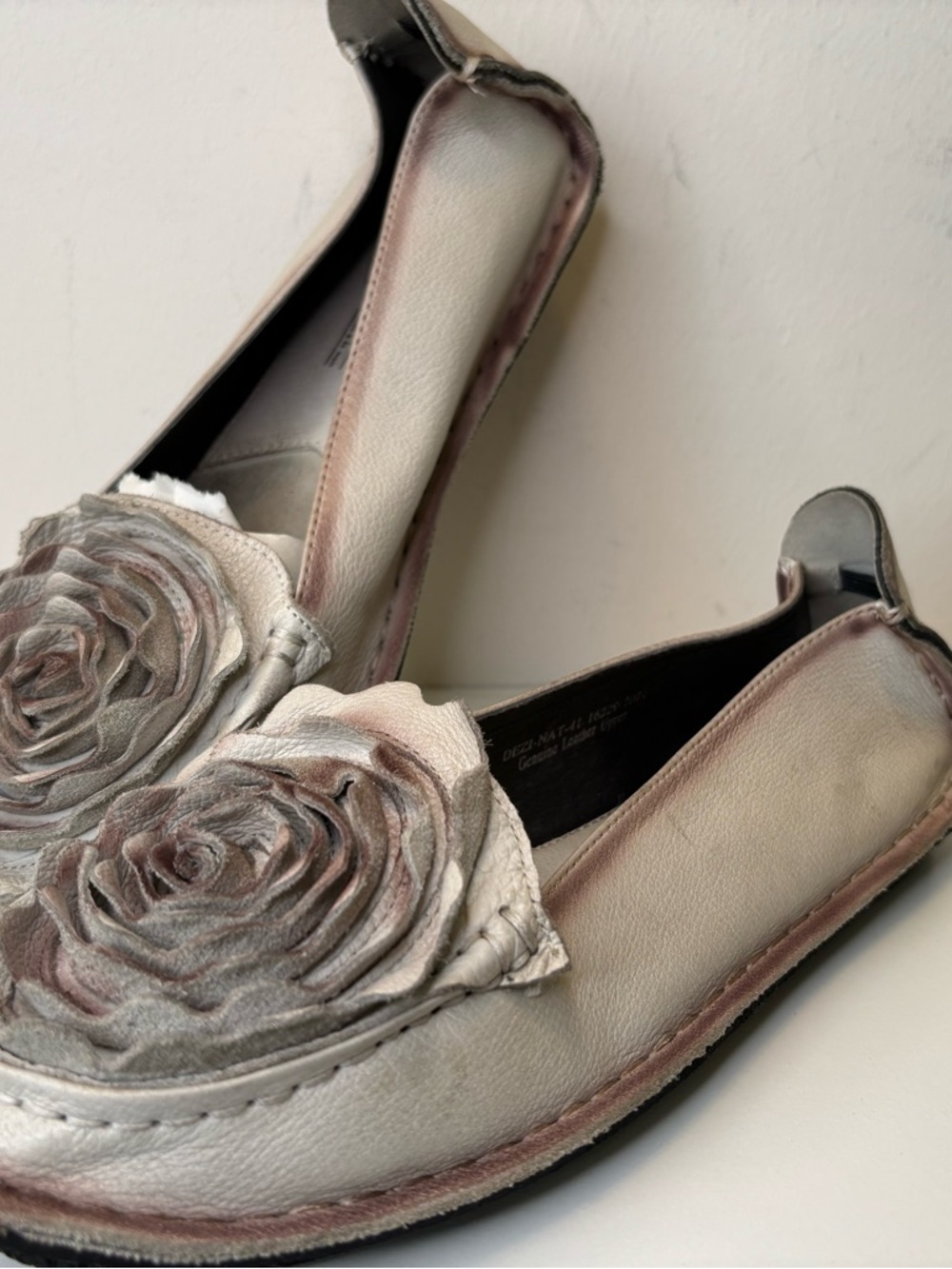L’Artiste Spring Step White Leather Floral Slip-On Loafers with Pink Trim sz 41